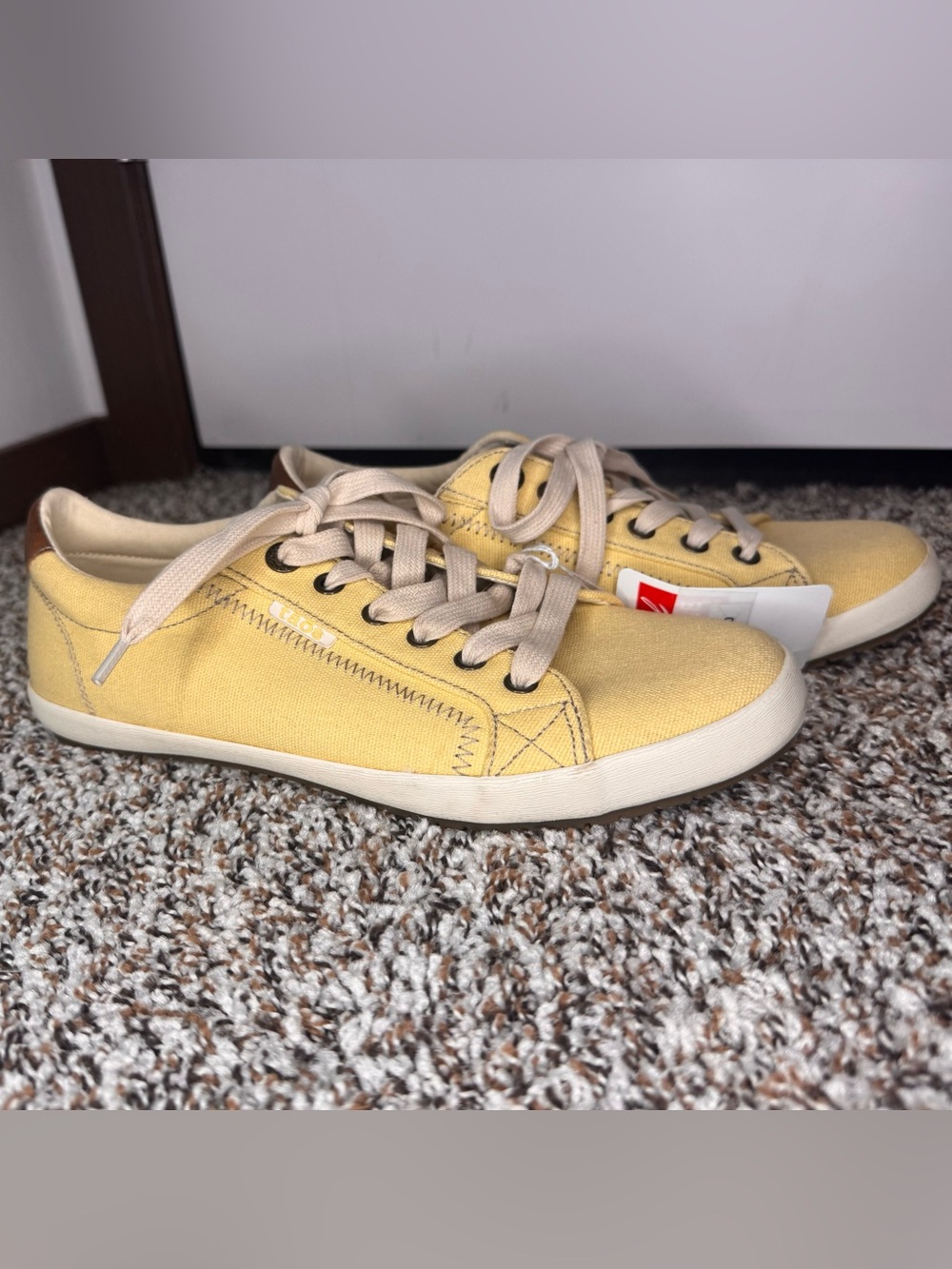 Taos Star Burst Women’s Size 9 Yellow Canvas Lace Up Comfort Sneakers NWT